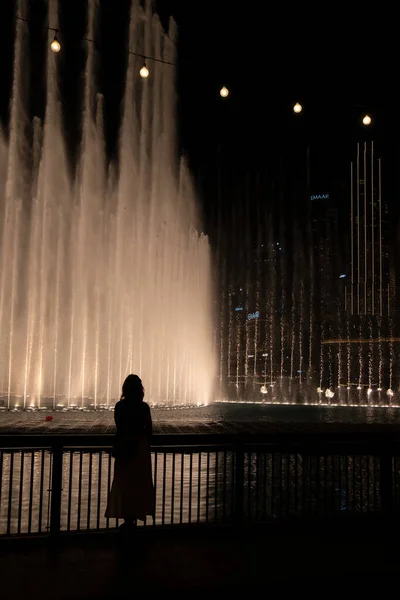 Dubai April 2022 Silhouette Young Girl Front Dubai Fountain Captured — Stock Photo, Image