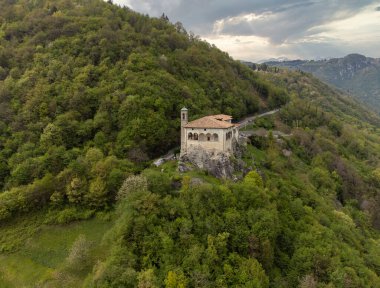 St. Patrick (San Patrizio) Sığınağı 'nın insansız hava aracının dikey uçurum, Colzate, Bergamo, İtalya üzerine inşa ettiği panoramik görüntüsü.