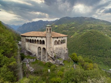 St. Patrick (San Patrizio) Sığınağı 'nın insansız hava aracının dikey uçurum, Colzate, Bergamo, İtalya üzerine inşa ettiği panoramik görüntüsü.