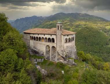 St. Patrick (San Patrizio) Sığınağı 'nın insansız hava aracının dikey uçurum, Colzate, Bergamo, İtalya üzerine inşa ettiği panoramik görüntüsü.