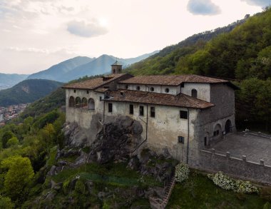 St. Patrick (San Patrizio) Sığınağı 'nın insansız hava aracının dikey uçurum, Colzate, Bergamo, İtalya üzerine inşa ettiği panoramik görüntüsü.