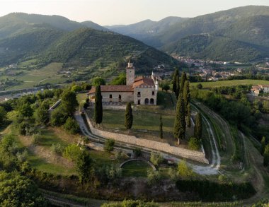 Gussago, Bergamo, İtalya 'da yeşil bir tepenin üzerine inşa edilen eski bir kalenin hava görüntüsü.
