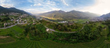 Aerial View - Valtellina tepelerindeki teraslı üzüm bağları anıtların ve eski ortaçağ harabelerinin yakınına dikildi - Sondrio, Lombardy, İtalya