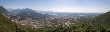 Aerial View - Como 'nun manzarası ve arka planda küçük alp gölleri - Como, Lombardy, İtalya