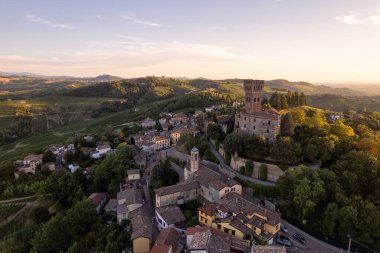 Cigognola Kalesi 'nin hava manzarası - arka planda üzüm bağları ve kırsal alanlar, Oltrepo Pavese, Pavia, Lombardy, İtalya