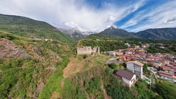 Stunning Landscape Village Old Ruins Located Next Cliff Mountain Aerial — Stock Photo, Image