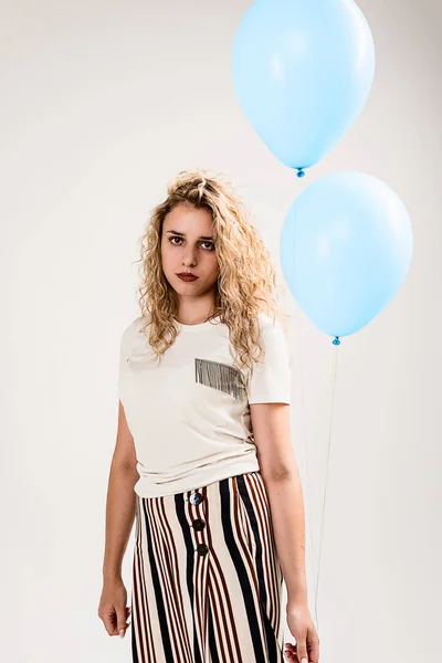 Uma Menina Com Cabelo Loiro Ondulado Uma Camisa Leve Calças — Fotografia de Stock