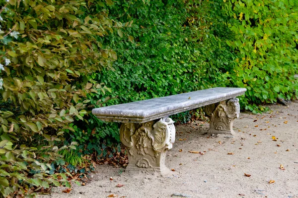 スペインのセゴビアの公園や庭の茂みからの緑の葉を背景にした石と大理石のベンチ ヨーロッパだ 横写真 — ストック写真