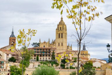 Segovia, İspanya - 19 Ekim, 2021. Kutsal Katedral Kilisesi. Varsayım Leydimiz ve San Frutos de Segovia Kilisesi. Katedrallerin Hanımı olarak bilinir. İspanya 'da. Avrupa