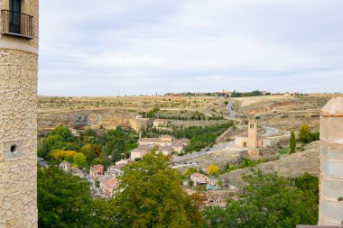 Segovia, İspanya - 19 Ekimde. Segovia 'nın Alczar' ı, 12. yüzyılın başlarından kalma, dünyanın en karakteristik ortaçağ şatolarından biri ve İspanya 'nın en çok ziyaret edilen anıtlarından biridir..