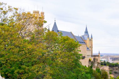 Segovia, İspanya - 19 Ekimde. Segovia 'nın Alczar' ı, 12. yüzyılın başlarından kalma, dünyanın en karakteristik ortaçağ şatolarından biri ve İspanya 'nın en çok ziyaret edilen anıtlarından biridir..