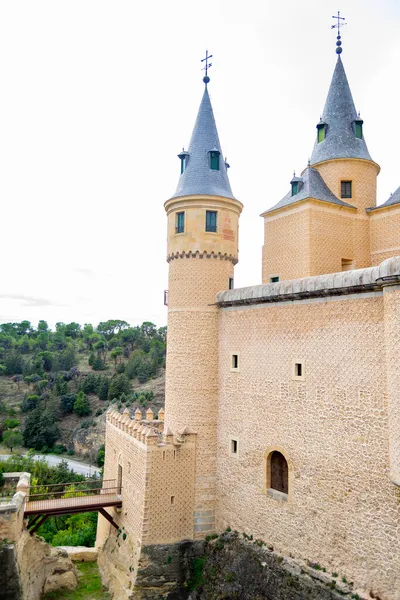 Segovia Spain October 塞戈维亚的阿尔卡萨城堡始建于12世纪初 是世界上最有特色的中世纪城堡之一 也是西班牙游客最多的纪念碑之一 — 图库照片