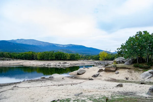 Vistas Reservatório Que Reflete Paisagem Água Dia Nublado Segóvia Castilla — Fotografia de Stock