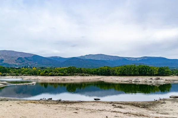 Výhled Nádrž Která Odráží Krajinu Vodě Zamračeného Dne Segovii Kastilii — Stock fotografie