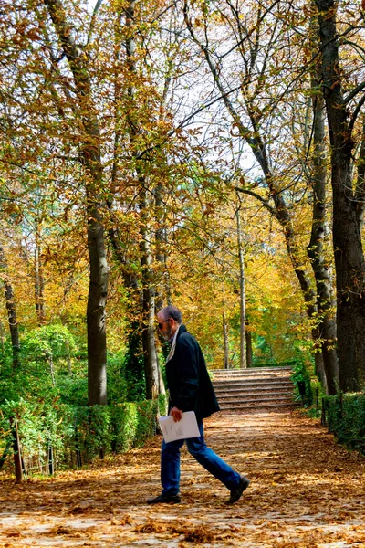 Madrid España Octubre 2021 Gente Caminando Por Sendero Lleno Hojas — Foto de Stock