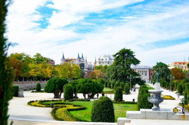 Madrid 'deki Retiro Park' tan Jacinto Benavente Anıtı 'nın manzarası. İspanya 'da. Avrupa. Yatay fotoğrafçılık.