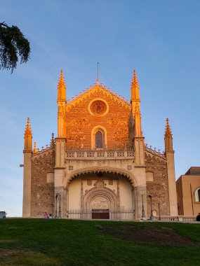 MADRİD, İSPAN - 28 Ekim 2021. San Jernimo el Real 'deki eski manastır. Gün batımında Prado Müzesi' nin yanında. İspanya 'daki Madrid' deki en önemli manastırlar. Avrupa. Dikey fotoğrafçılık.