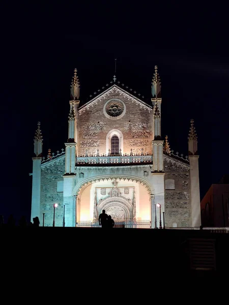 マドリード スペイン 2021年10月28日 旧サン ジェニモ レアル修道院は夜にプラド美術館の隣にあります マドリード スペインで最も重要な修道院 ヨーロッパだ 垂直写真 — ストック写真