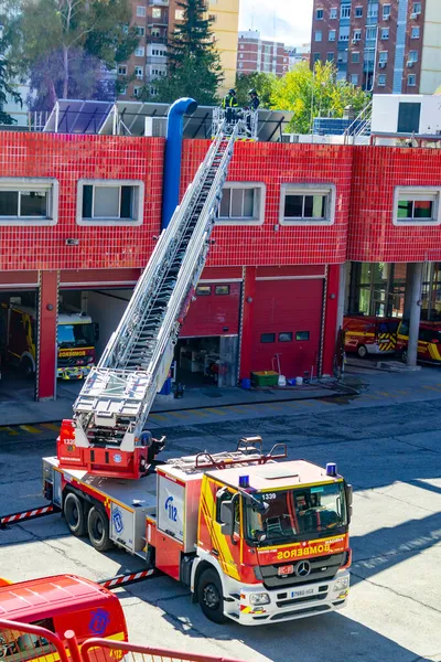 Пожарные Взбираются Весы Грузовика Одной Тренировок Пожарной Части Мадриде Испания — стоковое фото