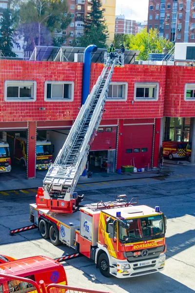 消防士は スペインのマドリードにある消防署の訓練の1つでトラックのスケールを登る ヨーロッパ — ストック写真