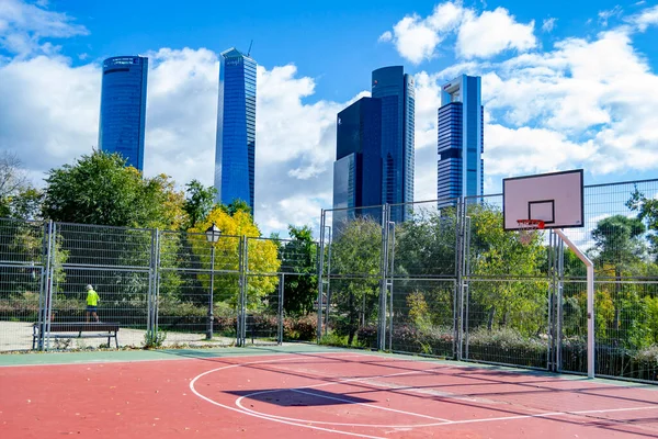Баскетбольний Корт Хмарочосами Міста Мадрид Іспанія Європа Горизонтальні Фотографії — стокове фото