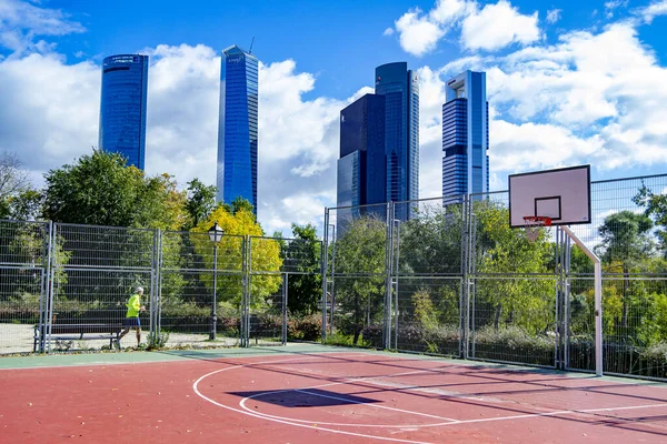 Γήπεδο Μπάσκετ Τους Ουρανοξύστες Της Πόλης Της Μαδρίτης Στην Ισπανία — Φωτογραφία Αρχείου