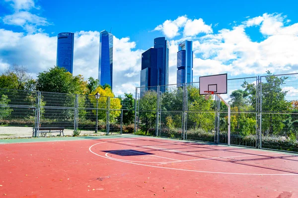 Basket Domstol Med Skyskrapor Staden Madrid Spanien Europa Horisontell Fotografering — Stockfoto