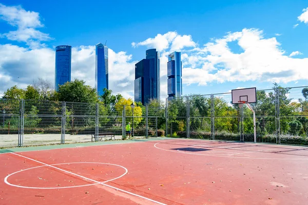 Баскетбольний Корт Хмарочосами Міста Мадрид Іспанія Європа Горизонтальні Фотографії — стокове фото