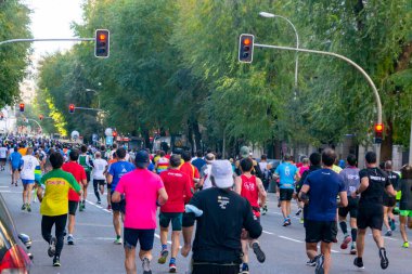MADRİD, İSPAN 14 Kasım 2021. Madrid Movistar Yarı Maratonu 'nu İspanya' nın en merkezi caddelerinde koşan profesyonel sporcular. Avrupa 'da.