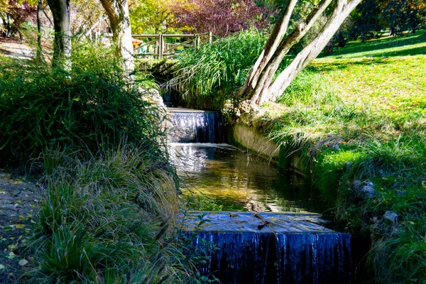 Rio Córrego Que Passa Através Parque Del Oeste Parque Madrid — Fotografia de Stock