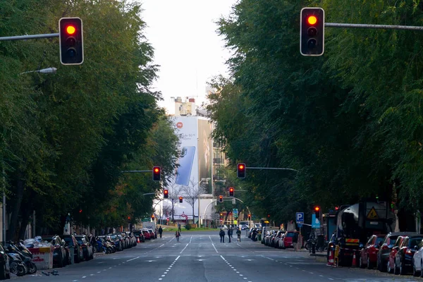 Ulice Silnice Dálnice Madridu Bez Aut Zatímco Někteří Lidé Chodí — Stock fotografie