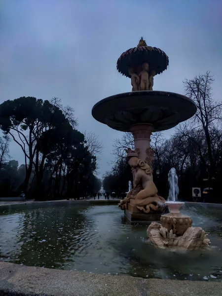 スペインの灰色と雨の日にマドリードの公園で噴水 ヨーロッパだ 垂直写真 — ストック写真