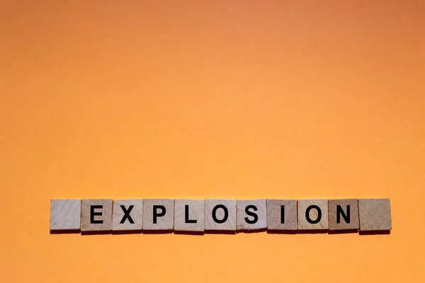 Explosão Palavra Escrita Azulejos Quadrados Madeira Com Fundo Laranja Fotografia — Fotografia de Stock