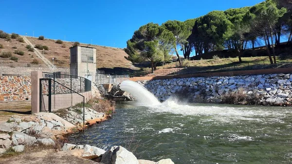 Pardo Reservatório Comunidade Madrid Expulsando Água Para Rio Manzanares Pinhais — Fotografia de Stock
