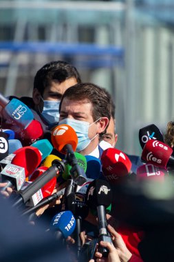 MADRID, İSPAN - 1 Mart 2022. Alfonso Fernnndez Maueco, Cunta de Castilla y Len 'in başkanı, İspanya' da bir basın toplantısında. Halk Partisi 'nin İspanyol politikacısı, PP. Fotoğraf:.
