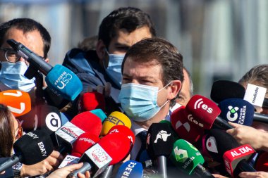 MADRID, İSPAN - 1 Mart 2022. Alfonso Fernnndez Maueco, Cunta de Castilla y Len 'in başkanı, İspanya' da bir basın toplantısında. Halk Partisi 'nin İspanyol politikacısı, PP. Fotoğraf:.