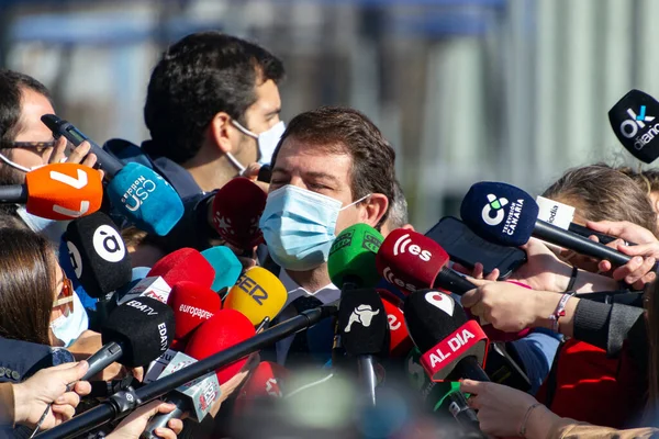 MADRID, İSPAN - 1 Mart 2022. Alfonso Fernnndez Maueco, Cunta de Castilla y Len 'in başkanı, İspanya' da bir basın toplantısında. Halk Partisi 'nin İspanyol politikacısı, PP. Fotoğraf:.