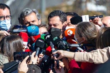 MADRID, İSPAN - 1 Mart 2022. Juan Manuel Moreno, Cunta de Andaluca 'nın başkanı, İspanya' da bir basın toplantısında. Halk Partisi 'nin İspanyol politikacısı, PP. Fotoğraf:.