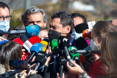 MADRID, İSPAN - 1 Mart 2022. Juan Manuel Moreno, Cunta de Andaluca 'nın başkanı, İspanya' da bir basın toplantısında. Halk Partisi 'nin İspanyol politikacısı, PP. Fotoğraf:.