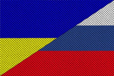 Rusya ve Ukrayna savaş konsepti arasındaki çatışma. Rus bayrağı ve Ukrayna bayrağı. İplik ve ip dokusuyla bayrak. Yatay tasarım. İllüzyon. Harita.