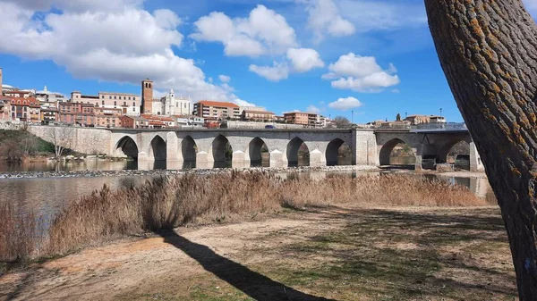 Kilátás Duero Folyóra Egy Híddal Ahogy Áthalad Tordesillas Valladolid Spanyolország — Stock Fotó