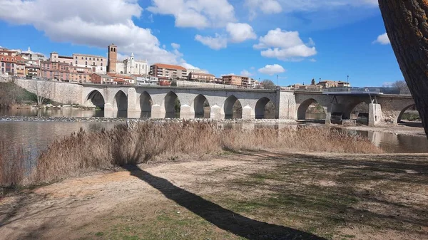 杜耶罗河经过西班牙瓦拉多利德的托罗德拉斯时的桥景 横向摄影 — 图库照片