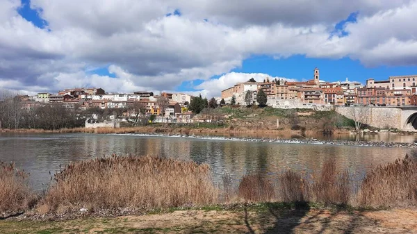 杜耶罗河经过西班牙瓦拉多利德的托罗德拉斯时的桥景 横向摄影 — 图库照片