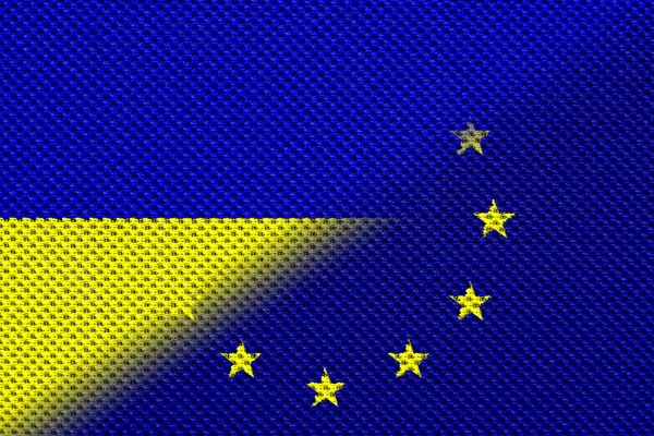 欧洲联盟 和乌克兰 欧洲联盟旗帜和乌克兰旗帜 援助概念 国家联盟 政治和经济关系 带有线和绳的纹理的旗子 说明1 — 图库照片