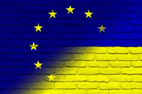 欧洲联盟 和乌克兰 欧洲联盟旗帜和乌克兰旗帜 援助概念 国家联盟 政治和经济关系 带有砖墙纹理的旗子 说明1 — 图库照片