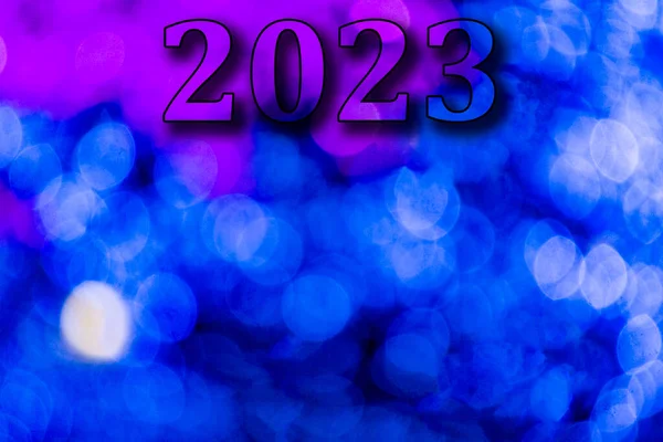 2023年新年 一年中半透明的数字在蓝调的背景下 明亮的灯光失去了焦点 横向设计 新年快乐2023 — 图库照片