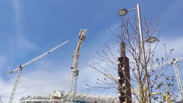 スペインのサッカーチームのサンティアゴ ベルナベウ スタジアムスタジアムスタジアムの外に劇的な改装と近代化の下でレアル マドリード 新しいサンティアゴ ベルナブ スタジアムの周りの重機 — ストック動画