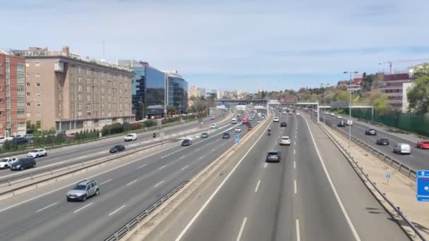 Autosnelweg Vrachtwagens Motorfietsen Voertuigen Van Bovenaf Gezien Vanaf Een Brug — Stockvideo