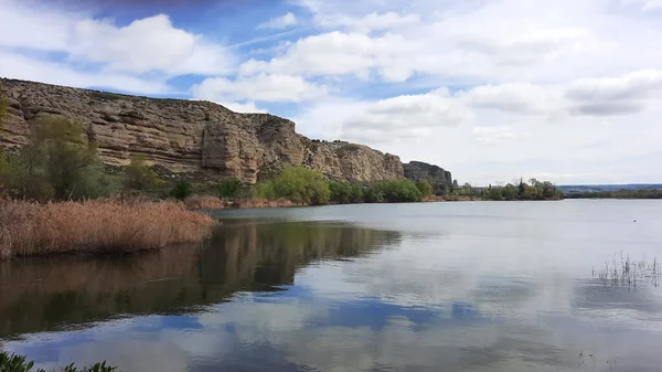 Laguna Del Campillo 位于西班牙马德里社区东南部的区域公园 位于贾拉马河口的曼萨纳雷斯河周围形成的区域 横向摄影 — 图库照片