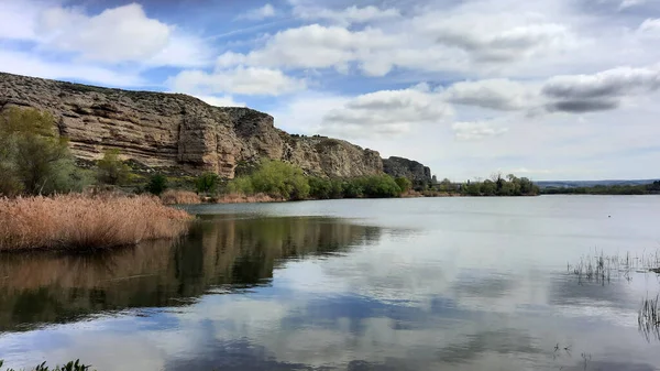 Laguna Del Campillo 位于西班牙马德里社区东南部的区域公园 位于贾拉马河口的曼萨纳雷斯河周围形成的区域 横向摄影 — 图库照片